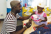 Cocody / Dr Arsène OUATTARA soulage les enfants hospitalisés